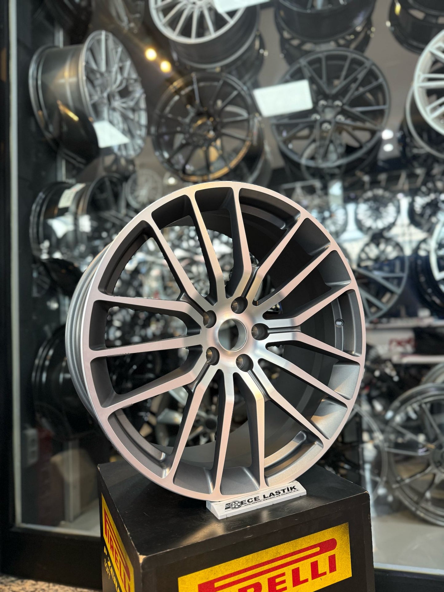R1 Wheels 20 inç 5*114.3 ET35 Füme Jant Takımı (J-3617) - KolayOto